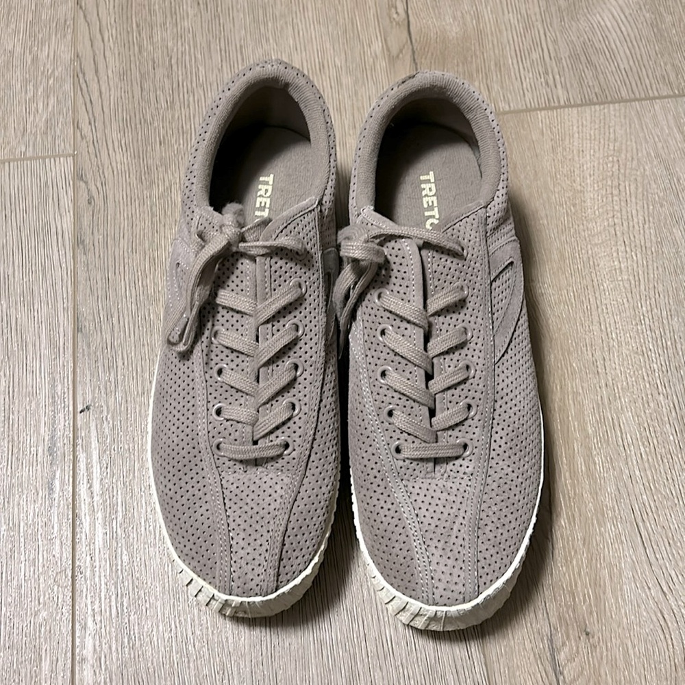 Women’s size 8 Tretorn in Taupe lightweight suede.
EUC